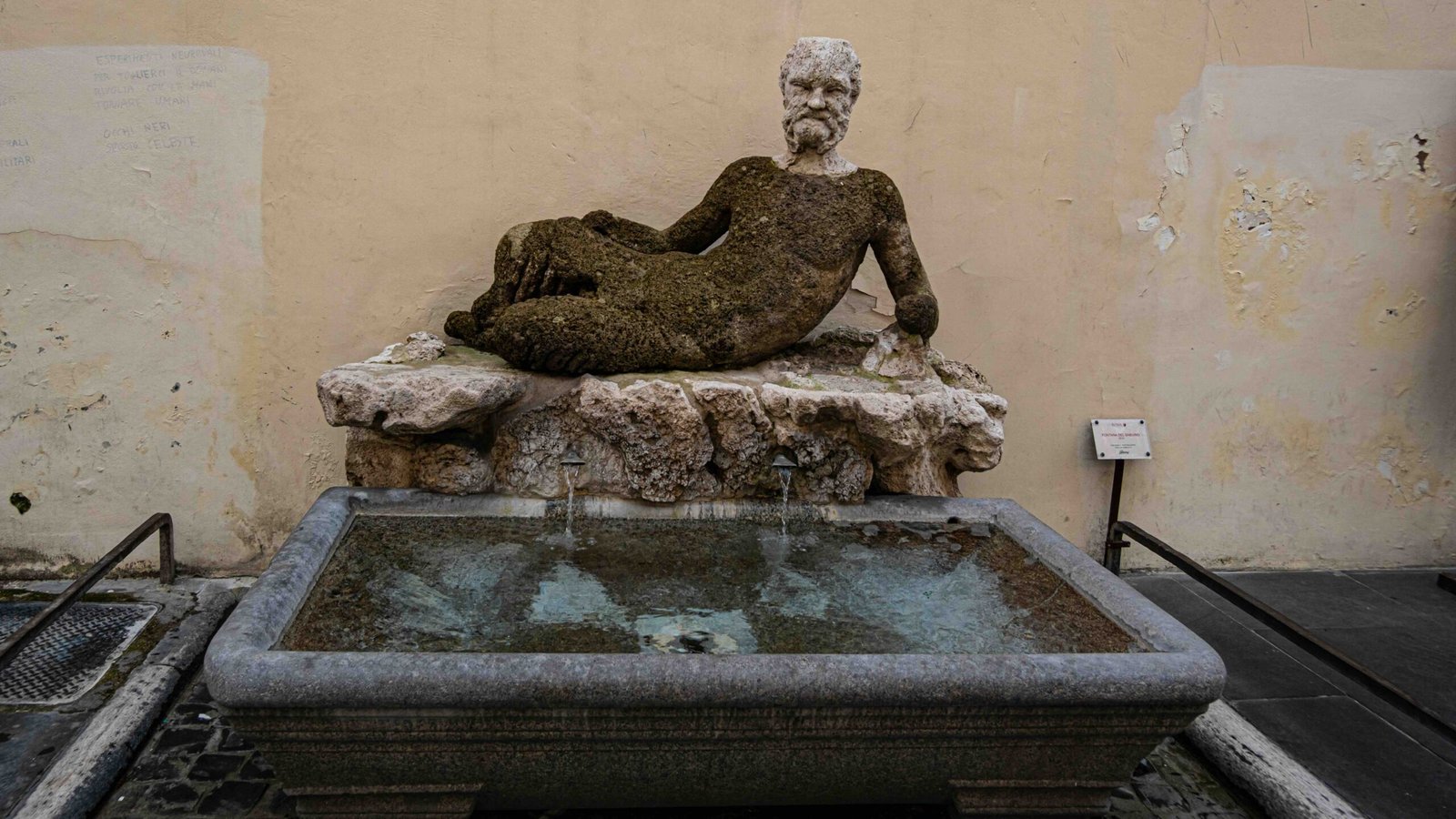 Via del Babuino. Eternal question of Baboon